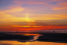 Ameland-Holland<br /> Der glühende Sonnenuntergang wirft tiefe Schatten auf dem nördlichen Seestrand von Ameland.